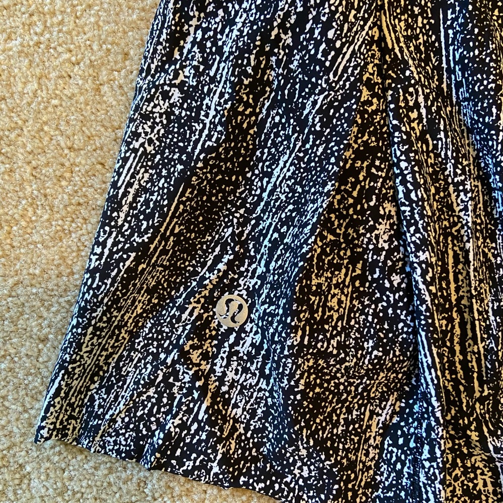 Lululemon skort - Picture 2 of 5